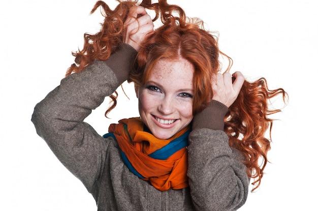 Fanny meisje met rood haar en sproeten. Vrouw in trui en sjaal. Modieuze stijl.