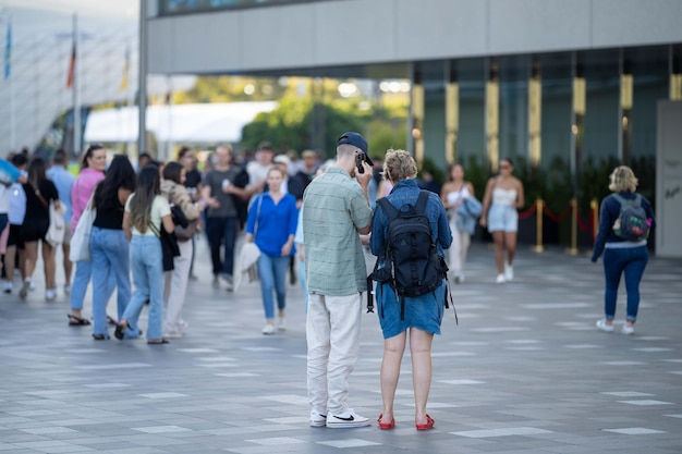 Fans kijken naar een sportwedstrijd en een sportevenement in een stadion