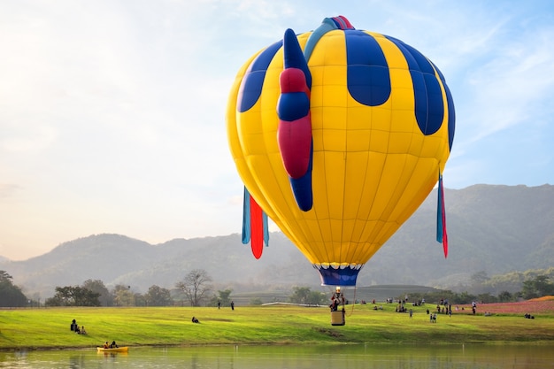 Fantasie luchtballon vliegen op de heuvel. reis- en luchtvervoerconcept - balloncarnaval in thailand