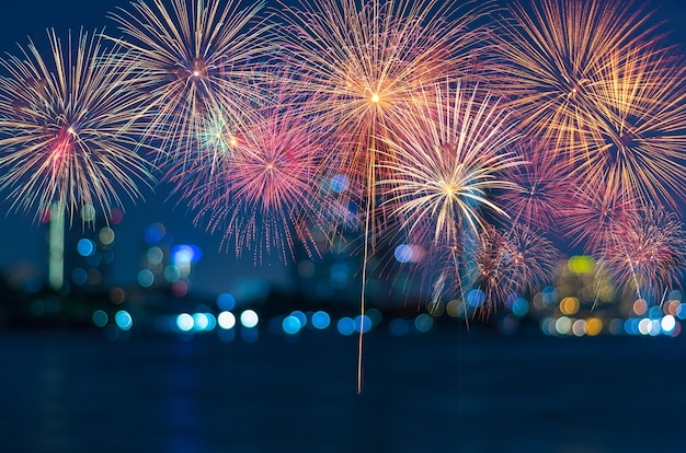 Fantastici fuochi d'artificio colorati di nuovo anno festivo sul paesaggio urbano