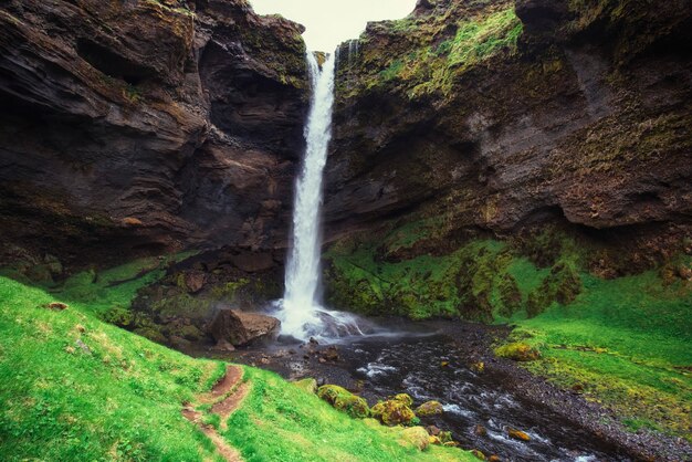 山とアイスランドの滝の幻想的な風景