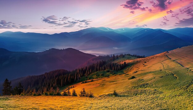 幻想的な朝の山の風景 曇りのカラフルな空