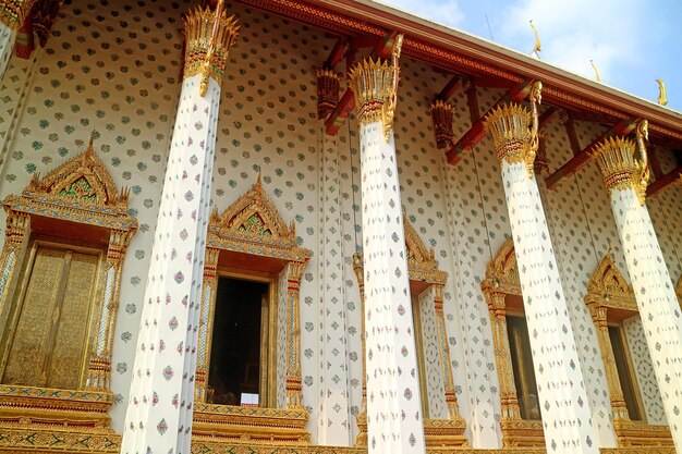 Photo fantastic ordination hall of wat arun or the temple of dawn, bangkok, thailand