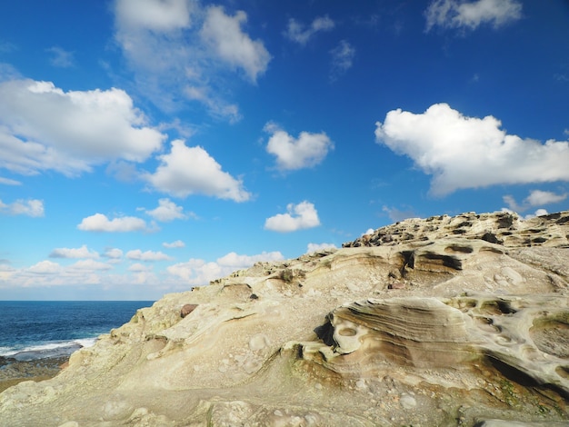 Foto spiaggia, mare e cielo blu fantastici della costa orientale a taiwan.