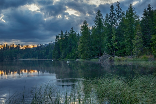 환상적인 Shtrbske Pleso High Tatras. 슬로바키아 유럽. 황혼의 호수.