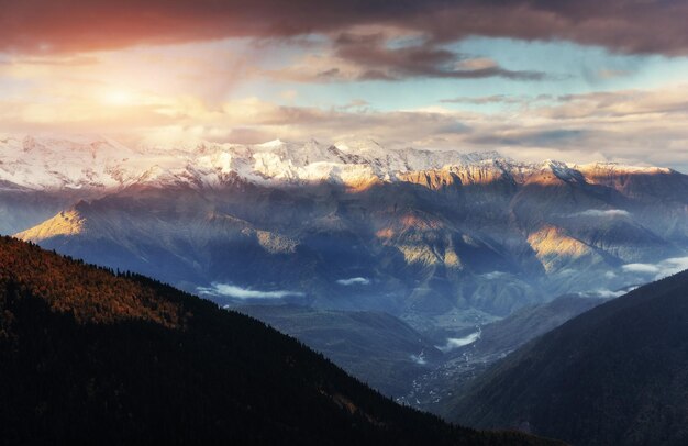 Photo fantastic snowcapped mountains in the beautiful cumulus clouds