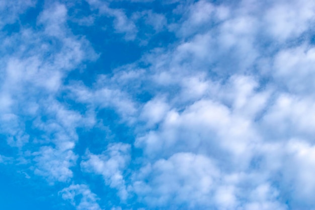 青い空を背景に幻想的な柔らかい白い雲