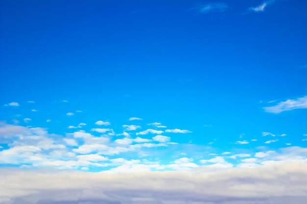 青い空を背景にした幻想的な柔らかな白い雲