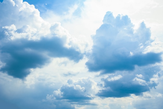 青い空を背景にした幻想的な柔らかな白い雲