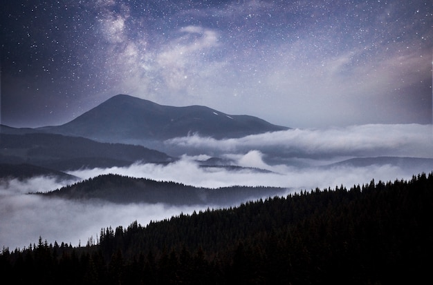 幻想的な星空のスタックと伝統的な山の村。