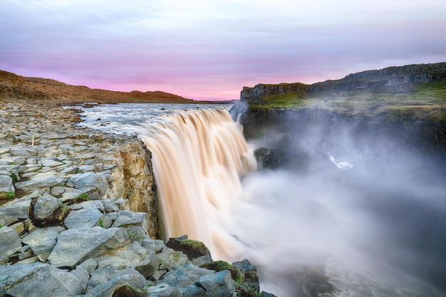 Photo fantastic sunrise view of the most powerful waterfall in europe called dettifoss