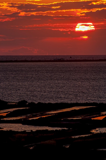 Foto fantastico tramonto sulla spiaggia di cortadura a cadice in spagna