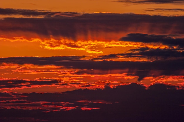 Fantastico tramonto sulla spiaggia di cortadura a cadice in spagna