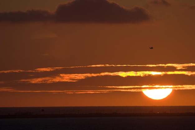 Photo fantastic sunset on the beach of cortadura on cadiz spain