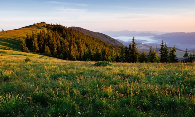 Fantastico tramonto sulle montagne dell'ucraina