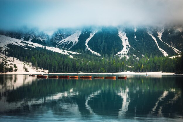 Foto una vista fantastica sul lago braies