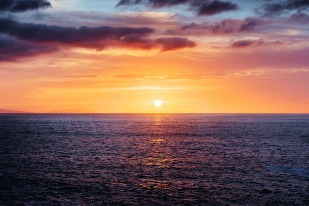 Fantastica vista del cielo al tramonto con nuvole cumuliformi