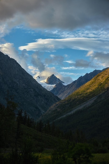 Fantastisch alpenlandschap van bergtoppen, panorama van een bergdal, geweldig uitzicht op de vallei in de zomer Wandelen in de natuur