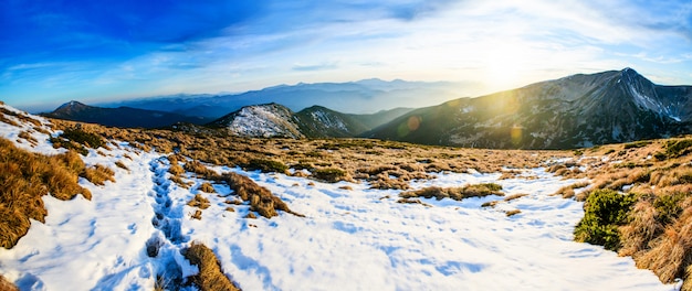 Fantastisch landschap bijna met sneeuw bedekt