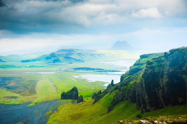 Fantastisch landschap met bergen en groene lavavelden in IJsland