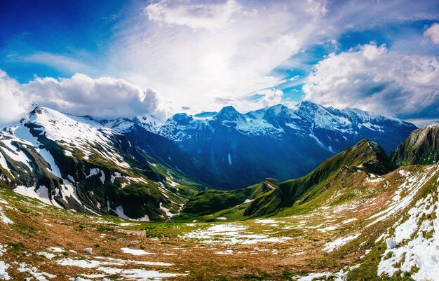 Fantastisch landschap met bijna besneeuwde bergen