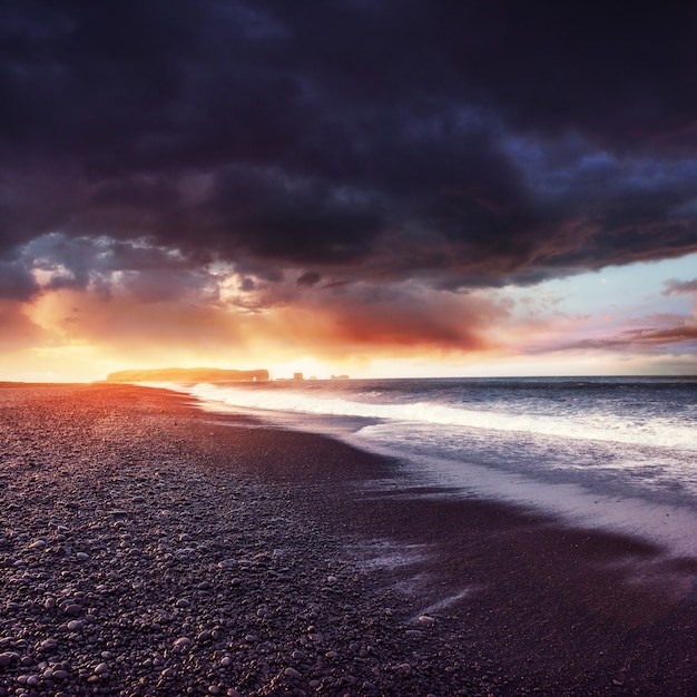 Fantastisch strand in het zuiden van IJsland, zwart zand lava