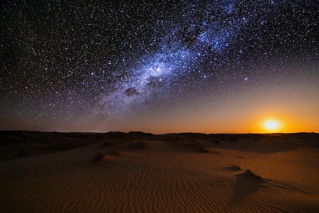 Fantastisch uitzicht op de Sahara-woestijn onder de nachtelijke sterrenhemel