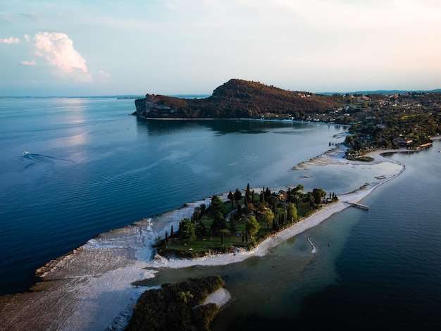 Fantastisch uitzicht op het conigli-eiland aan het gardameer