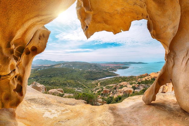 Fantastisch uitzicht op Palau vanaf populaire reisbestemming Bear Rock Roccia dell'Orso