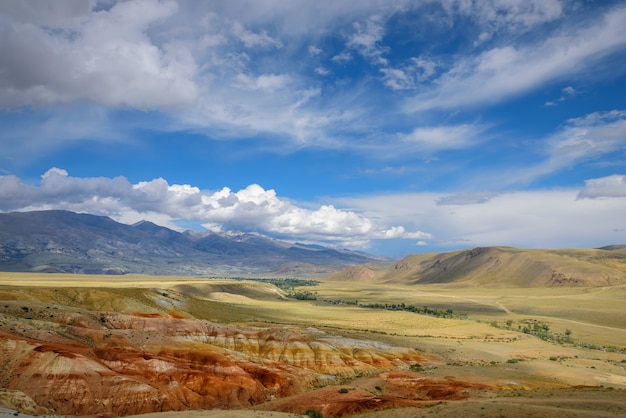 Foto fantastisch verlaten berglandschap op zonnige dag