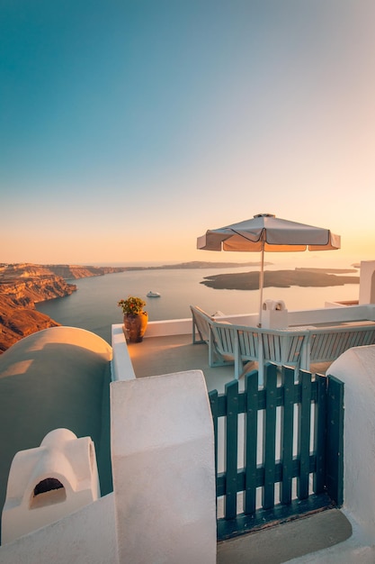 Fantastische avond stedelijke weergave van Santorini eiland Griekenland. Pittoreske herfstzonsondergang beroemde reizen