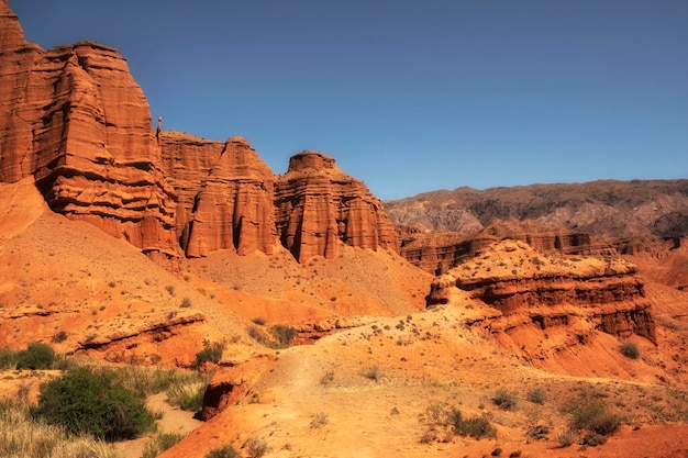 Fantastische kleikastelen in de zandwoestijn van de rode canyon Konorchek in Kirgizië