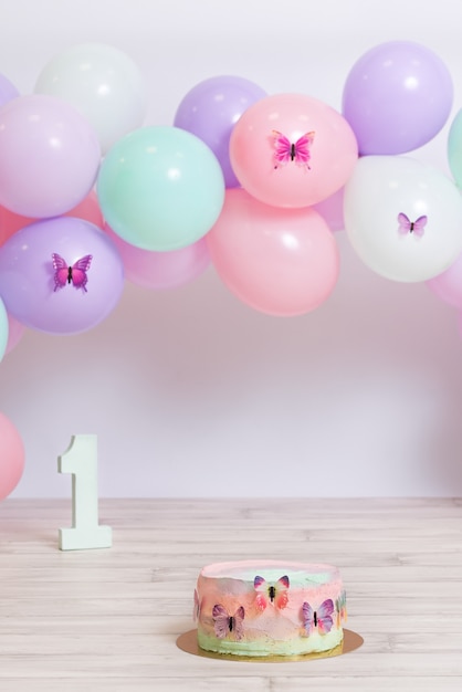 Foto fantastische kleurrijke verjaardagstaart met pastelkleurige ballonnen baby's eerste jaar verjaardagsideeën verticaal