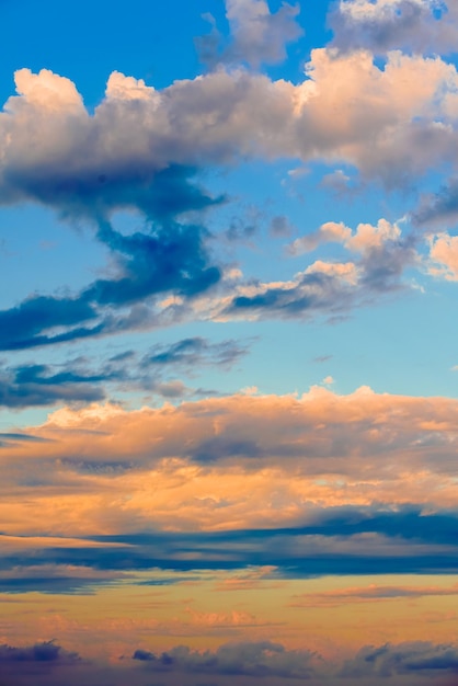 Fantastische kleurrijke zonsondergang met bewolkte hemel