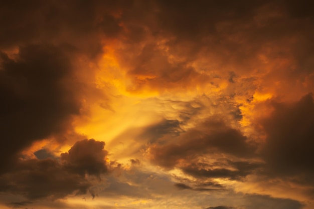 Fantastische mooie kleurrijke zonsopgang met bewolkte hemel. Schilderachtig beeld van dramatisch licht bij zomerweer. Pittoresk fotobehang. Natuurlijke achtergrond. Schoonheid van de aarde.