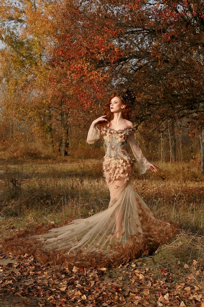 Fantastische roodharige vrouw in de herfst kleurrijk bos