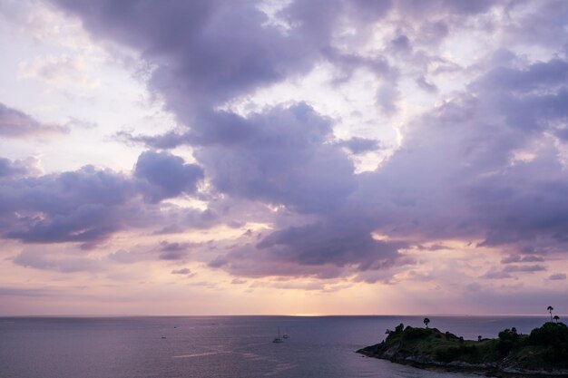 Fantastische wolken boven tropische zee bij zonsondergang avondtijd.