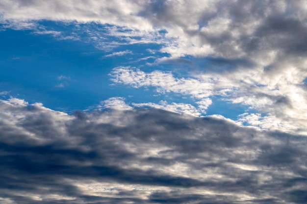 Fantastische zachte witte wolken tegen blauwe hemelachtergrond