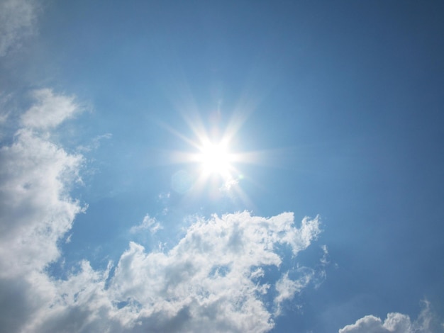 Fantastische zon en witte wolken op de blauwe luchtfoto