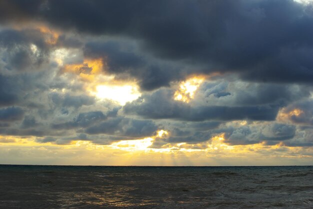 Fantastische zonsondergang boven de zee