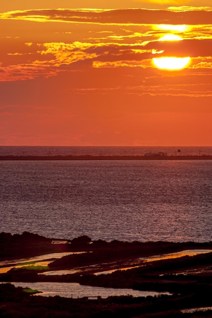 Fantastische zonsondergang op het strand van Cortadura op Cadiz, Spanje