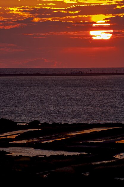 Fantastische zonsondergang op het strand van Cortadura op Cadiz, Spanje