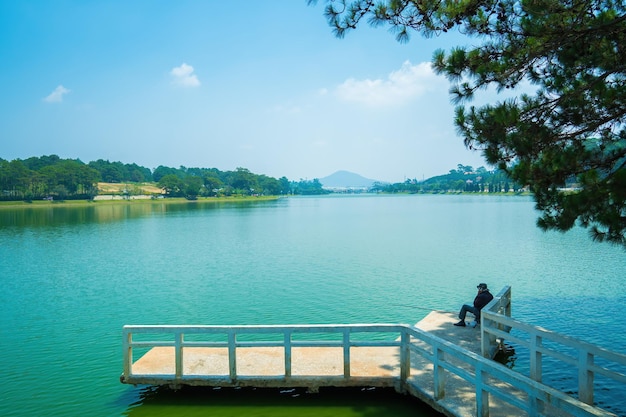 Fantastische zonsopgang bij het Xuan Huong-meer in het centrum van Da Lat City, de provincie Lam Dong, Vietnam Dit kunstmatige meer in het stadscentrum is een favoriete plek voor toeristen en de lokale bevolking om te wandelen