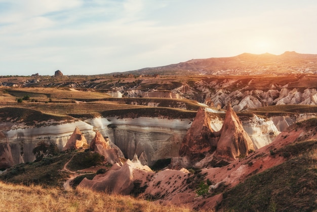 Fantastische zonsopgang boven de Red Valley in Cappadocië, Anatolië, T