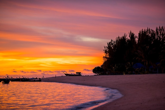 fantastische zonsopganghemel in tropisch strand en eilanden van de Andamanzee