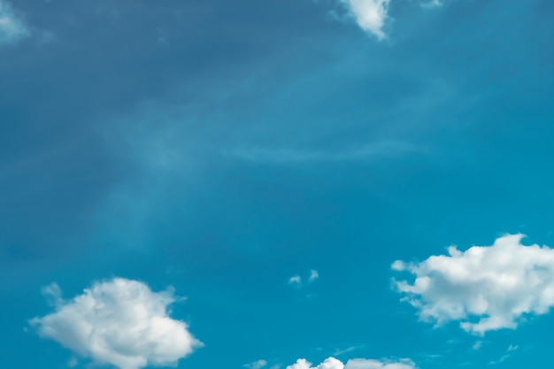 Фэнтези и винтажные динамические облака и небо с гранж текстурой для фона