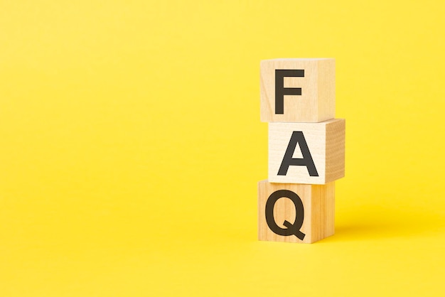 노란색 배경의 나무 큐브에 대한 FAQ 텍스트