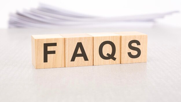 흰색 배경으로 나무 큐브에 쓰여진 Faqs 단어