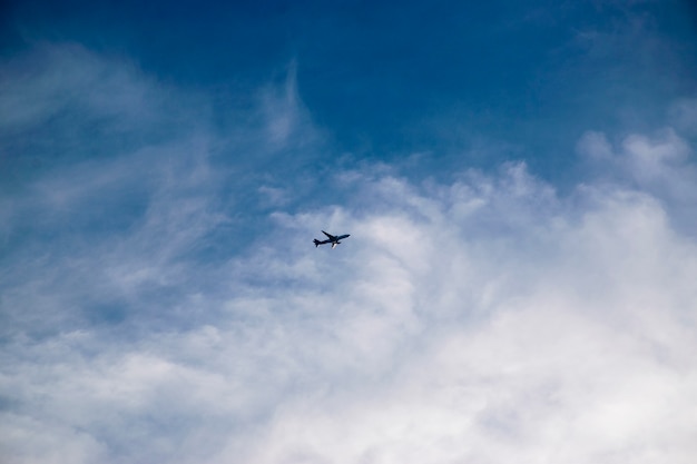 Nube di cielo lontano aeroplano