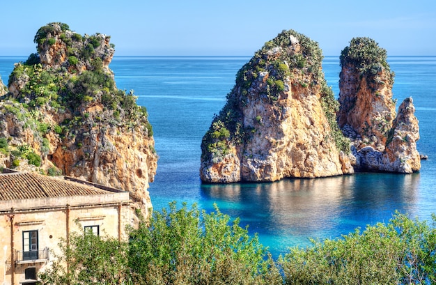 Foto faraglioni in scopello, sicilië